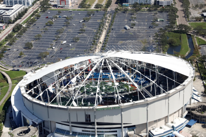 Bão Milton xé toạc mái sân bóng chày Tropicana Field ở St. Petersburg, Florida, Mỹ. (Ảnh: Reuters)