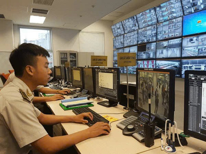 Nhân viên trực camera giám sát an ninh sân bay Nội Bài. (Ảnh: NIA)