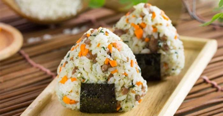 Cơm nắm cuộn rong biển ngon miệng, lạ mắt trẻ con rất mê. (Ảnh: TL)