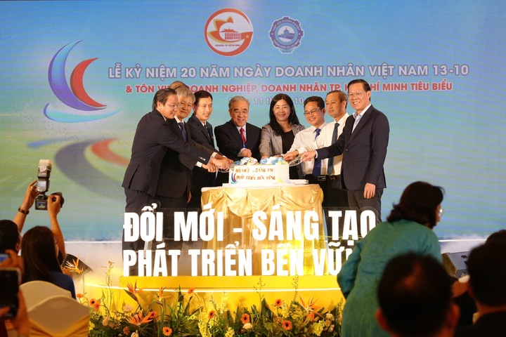 Đại diện Thường trực HUBA cùng Chủ tịch UBND TP.HCM Phan Văn Mãi thực hiện nghi thức chào mừng 20 năm ngày Doanh nhân Việt Nam 13/10.