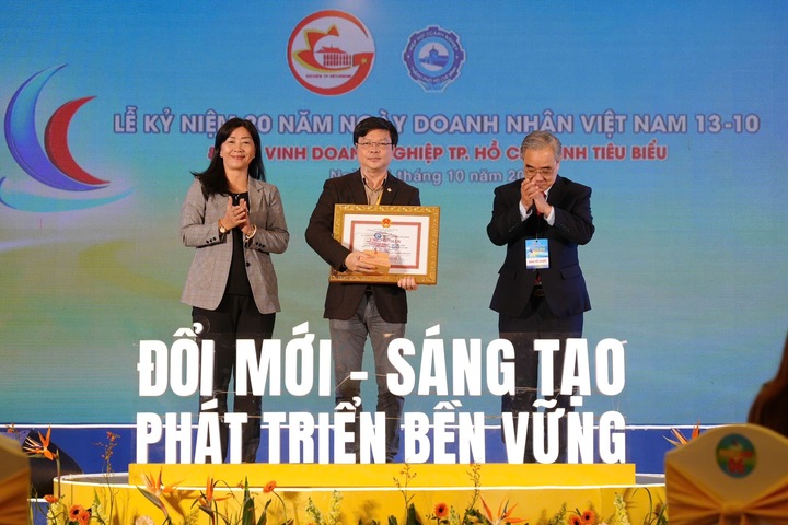 Phó Tổng Giám đốc Saigon Co.op Phạm Trung Kiên (đứng giữa) nhận giải thưởng "Doanh nghiệp, doanh nhân tiêu biểu năm 2024".