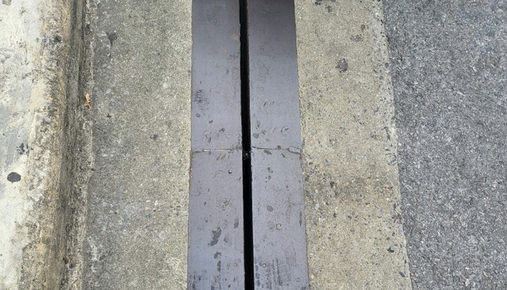 Chiếc đồng hồ lọt qua khe rộng 3cm rơi từ tầng 2 xuống tầng 1. (Ảnh: NIA)