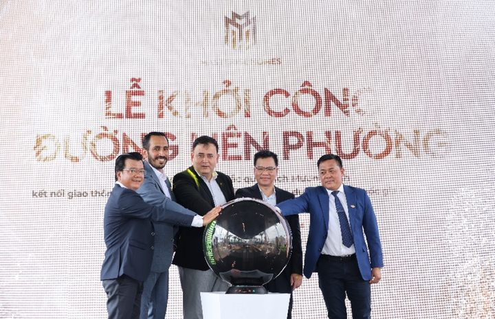 Các đại biểu thực hiện nghi thức Lễ khởi công.