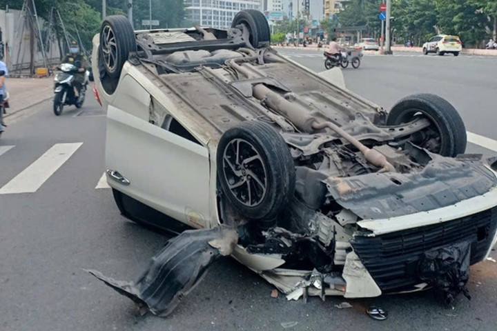 Ô tô lật ngửa sau tai nạn.