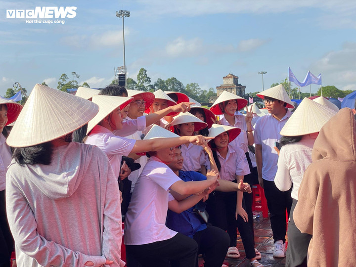 Người tham gia cổ vũ đều đội nón lá truyền thống và mang tới bầu không khí sôi động. (Ảnh: Thế Anh)