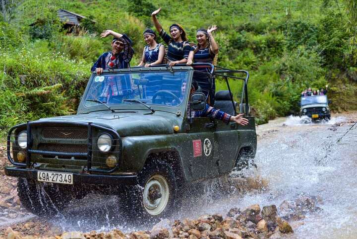 Trải nghiệm tour jeep địa hình thú vị.