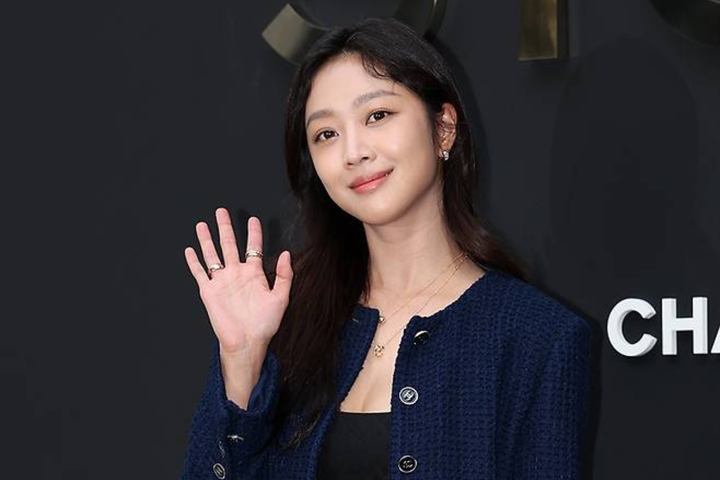 ''Tình đầu'' của Kim Soo Hyun bất ngờ cưới.