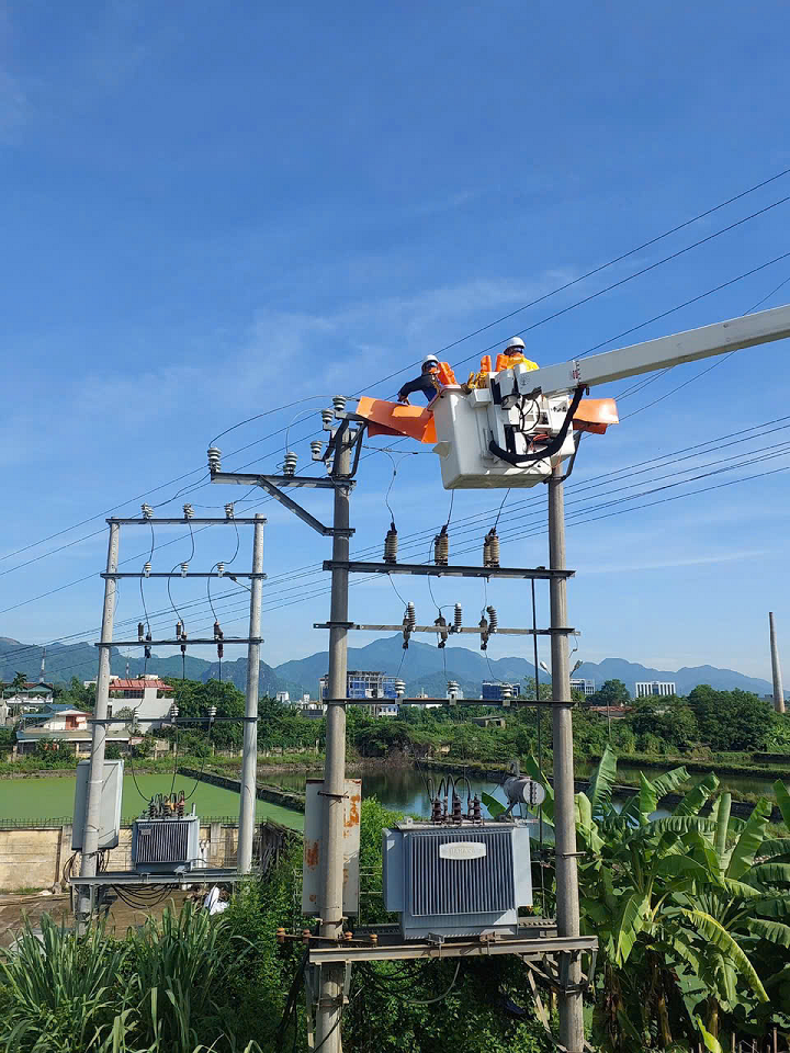 Công nghệ sửa chữa lưới điện mà không cần cắt điện đáp ứng nhu cầu sử dụng điện của người dân.