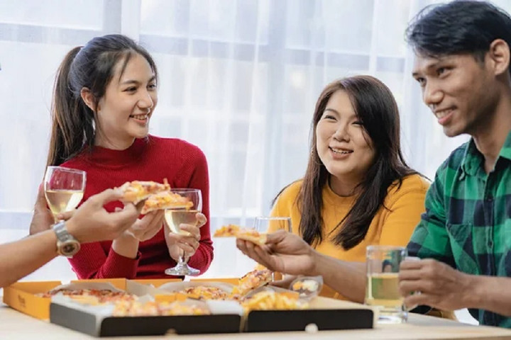 Những bữa ăn thân mật sẽ là món quà tinh thần thiết thực dịp 20/10. (Ảnh: Depositphotos)