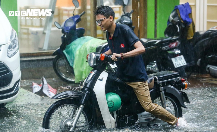 Dự báo thời tiết ngày 15/10, nhiều nơi trên cả nước hứng mưa lớn. (Ảnh minh hoạ: Quốc Anh)