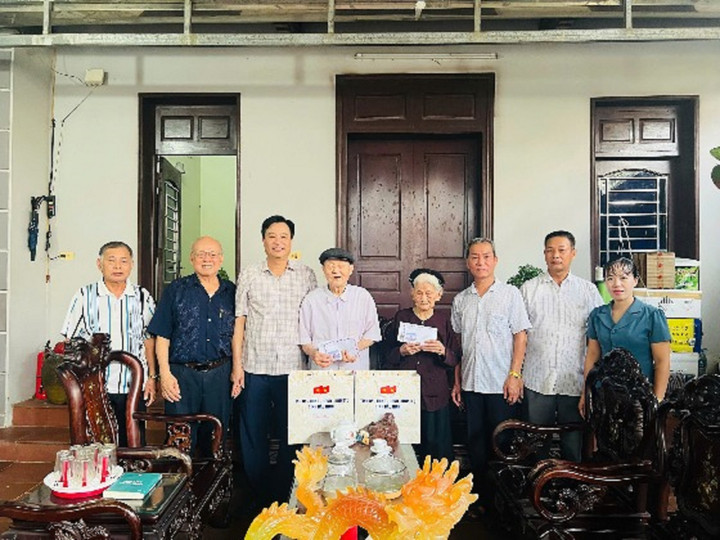 Ông Nguyễn Đinh Hanh, Chủ tịch Hội người cao tuổi thị xã Thuận Thành đã đến thăm hỏi, động viên tặng quà người cao tuổi trên địa bàn thị xã. (Ảnh: thuanthanh.gov.vn)