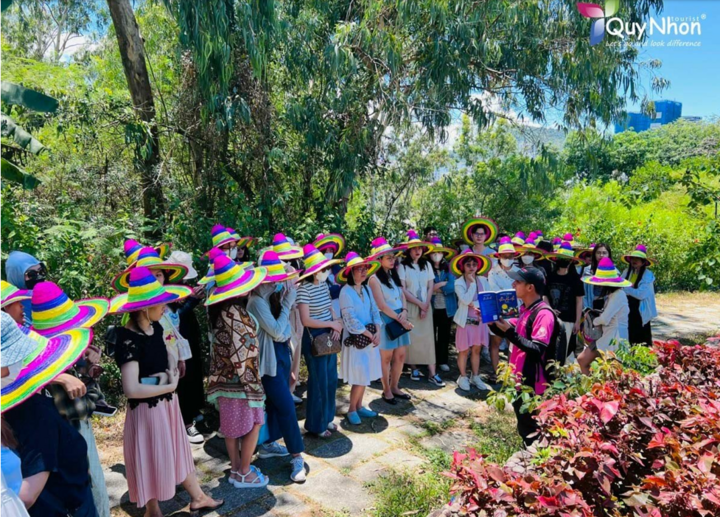 Hướng dẫn viên Quy Nhơn Tourist không chỉ là người dẫn đường, mà còn là những người kể chuyện.