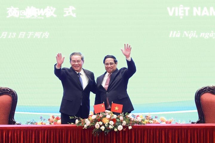 Thủ tướng Phạm Minh Chính và Thủ tướng Trung Quốc Lý Cường chứng kiến Lễ trao văn kiện hợp tác giữa hai nước.