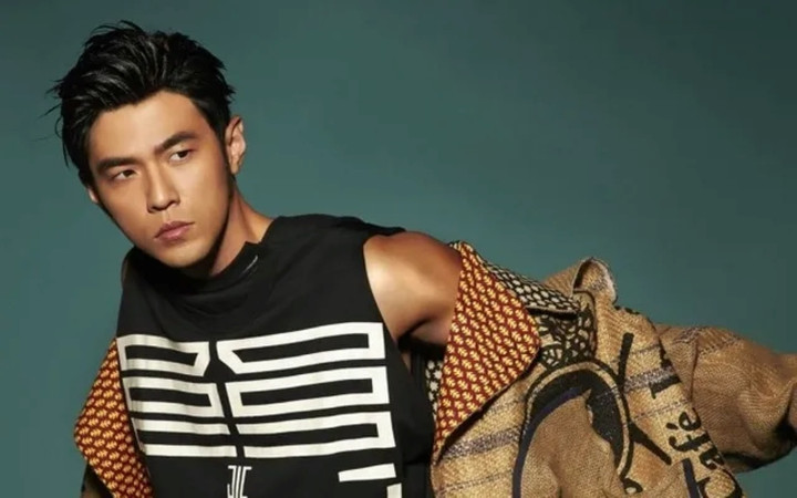 Thời gian rảnh nam ca sĩ thường đến sòng bạc đốt tiền.