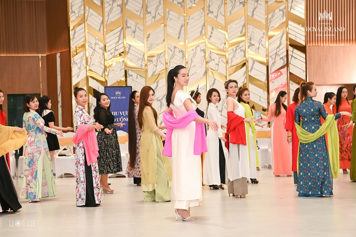 Các chị đẹp đang chăm chỉ luyện tập cho những màn trình diễn tỏa sáng.