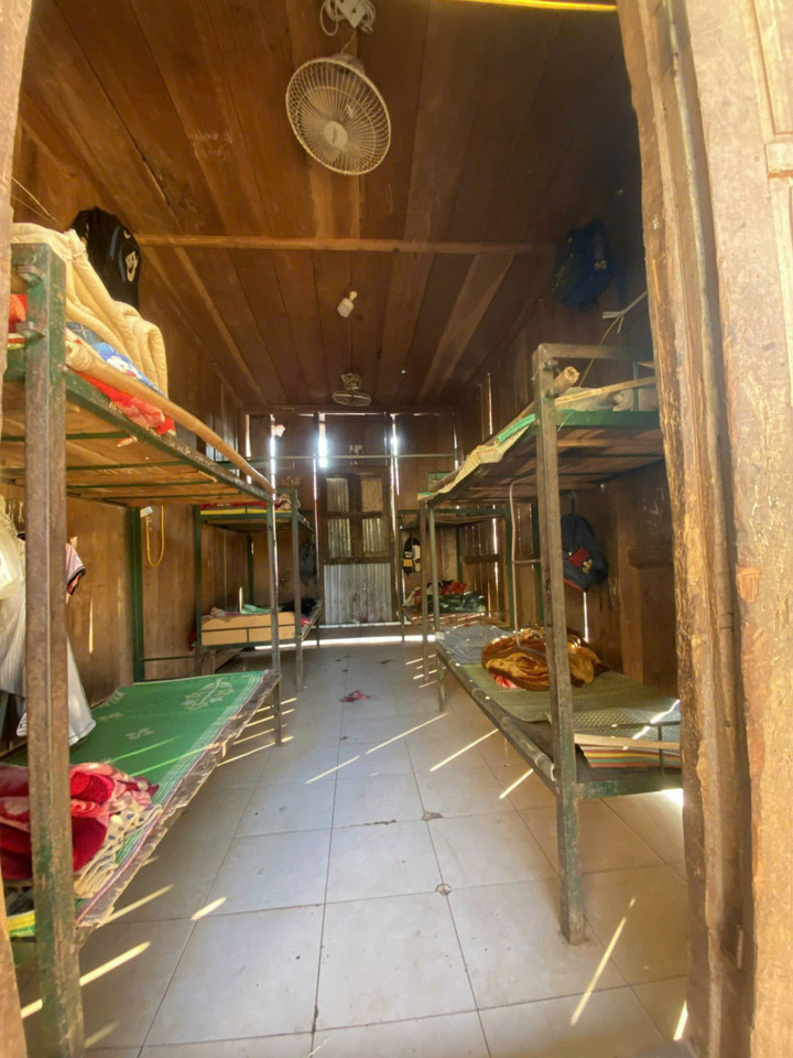 Hệ thống cơ sở vật chất xuống cấp nghiêm trọng tại trường PTDTBT THCS Chung Chải.