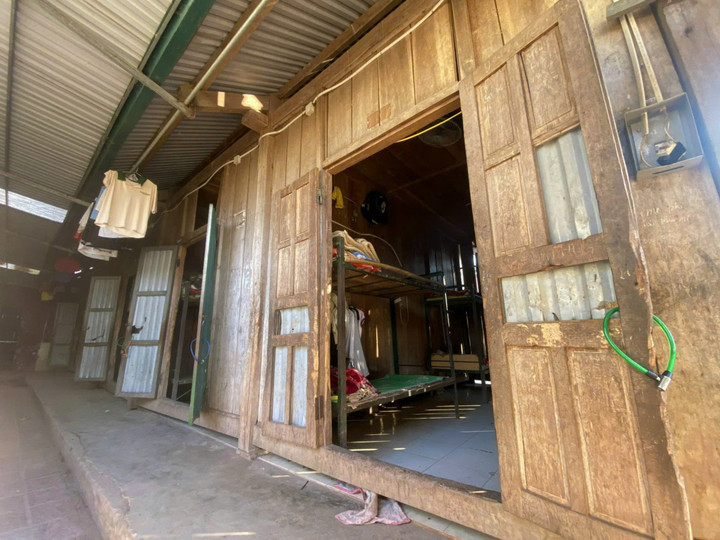 Phòng ngủ ghép nhiều học sinh nên rất chật chội.