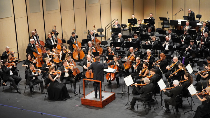 Vietnam Airlines Classic – Hanoi Concert 2024 công diễn trong hai đêm 12 – 13/10 tại Nhà hát Hồ Gươm. Mỗi tiết mục trong từng đêm diễn được tổ chức và dàn dựng khác nhau, tạo nên trải nghiệm âm nhạc tuyệt vời cho khán giả.