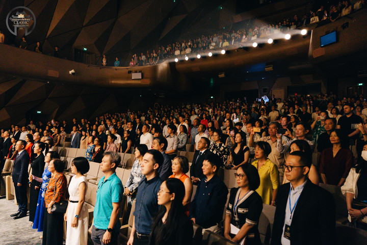 Tại đêm công chiếu đầu tiên, khán giả được thưởng thức những giai điệu hào hùng của Quốc ca Việt Nam, được chuyển soạn cho dàn giao hưởng bởi Nhạc sĩ Đỗ Hồng Quân.