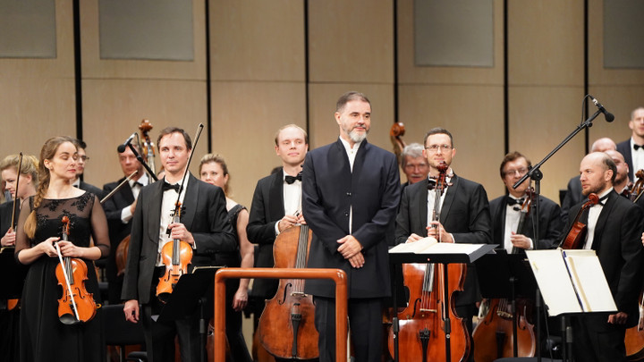 Dàn nhạc Giao hưởng Quốc gia Nga – Russian National Orchestra dưới sự chỉ huy của nhạc trưởng César Álvarez đưa khán giả đến với những cung bậc cảm xúc khác nhau qua các tác phẩm Festive Overture của Dmitri Shostakovich và tác phẩm Symphony No 4 (Bản Giao hưởng số 4) của nhà soạn nhạc Pyotr Tchaikovsky.