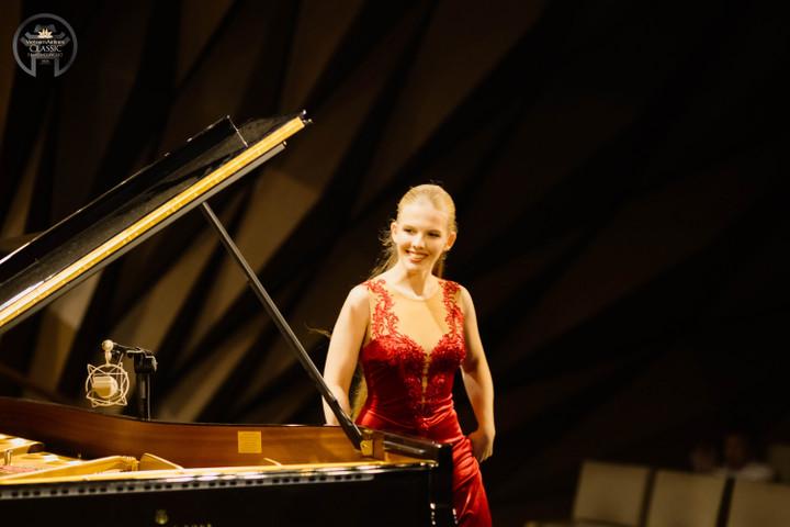 Đêm nhạc còn có sự góp mặt của nghệ sĩ piano tài năng Eva Gevorgyan cùng nhạc phẩm Piano Concerto - A minor. Tiếng piano ngọt ngào, sâu lắng của Eva Gevorgyan chinh phục hoàn toàn trái tim người nghe.