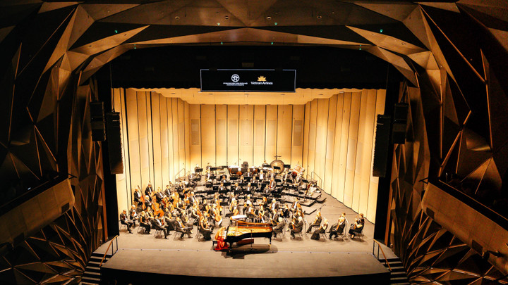 Năm nay, sự kiện lần đầu tiên được tổ chức tại Nhà hát Hồ Gươm – một trong những nhà hát Opera tốt nhất thế giới với kiến trúc châu Âu sang trọng, trang thiết bị hiện đại, sánh ngang với nhiều công trình mang tính biểu tượng thế giới như nhà hát Sydney Opera House ở Sydney (Australia) hay Wiener Staatsoper tại Vienna (Áo).