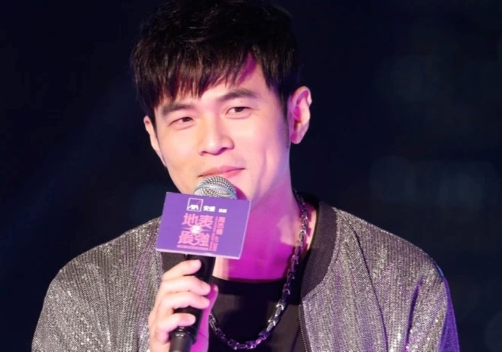 Châu Kiệt Luân nghiện cờ bạc nặng, không ai khuyên ngăn được.