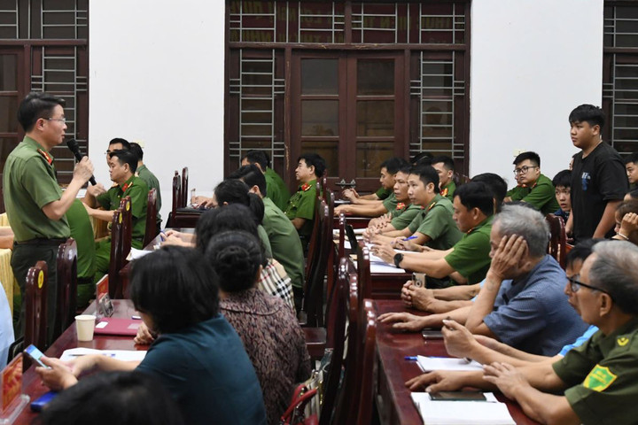 Giám đốc Công an Phú Thọ đối thoại trực tiếp với thanh thiếu niên vi phạm pháp luật trên địa bàn TP Việt Trì. (Ảnh: Công an tỉnh Phú Thọ)