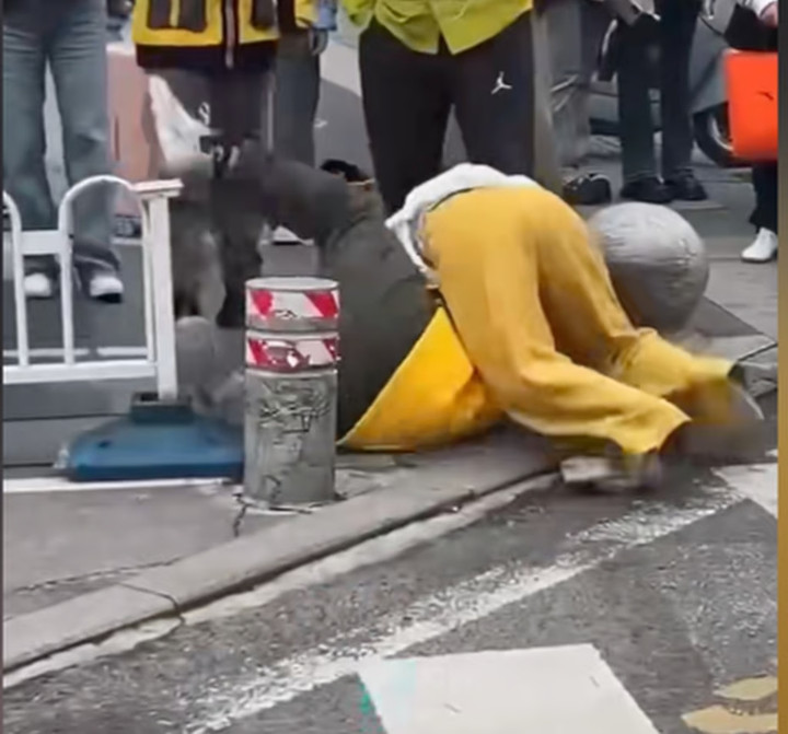 Nam shipper bị người phụ nữ hành hung. (Ảnh: Douyin)