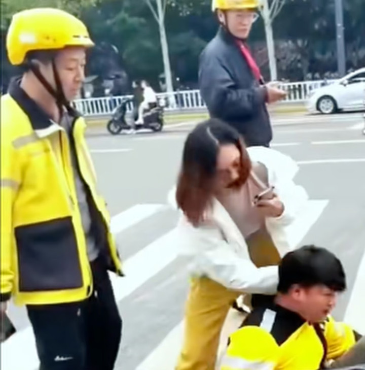 Hành vi bạo lực của người phụ nữ khiến nhiều người bức xúc. (Ảnh: Douyin)