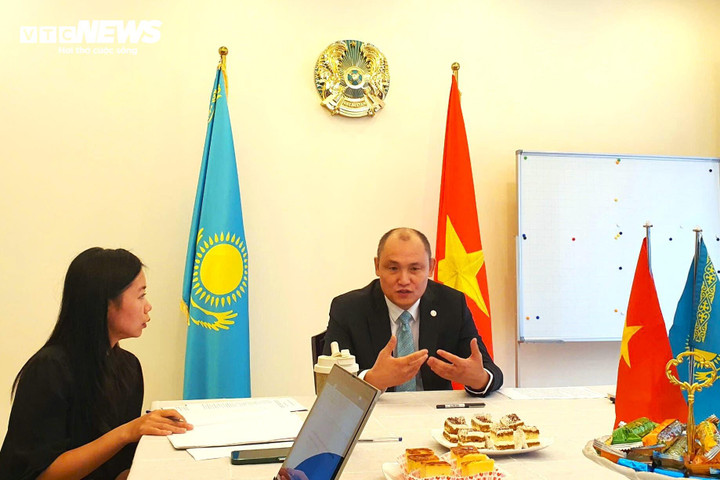 Đại sứ đặc mệnh toàn quyền Kazakhstan tại Việt Nam Kanat Tumysh trong cuộc họp báo ngày 15/10.