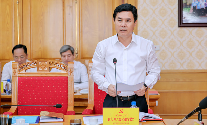 Bí thư Huyện ủy Vĩnh Tường Hà Văn Quyết báo cáo tại hội nghị.