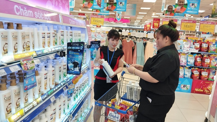 Các mặt hàng mỹ phẩm làm đẹp giảm giá mạnh.