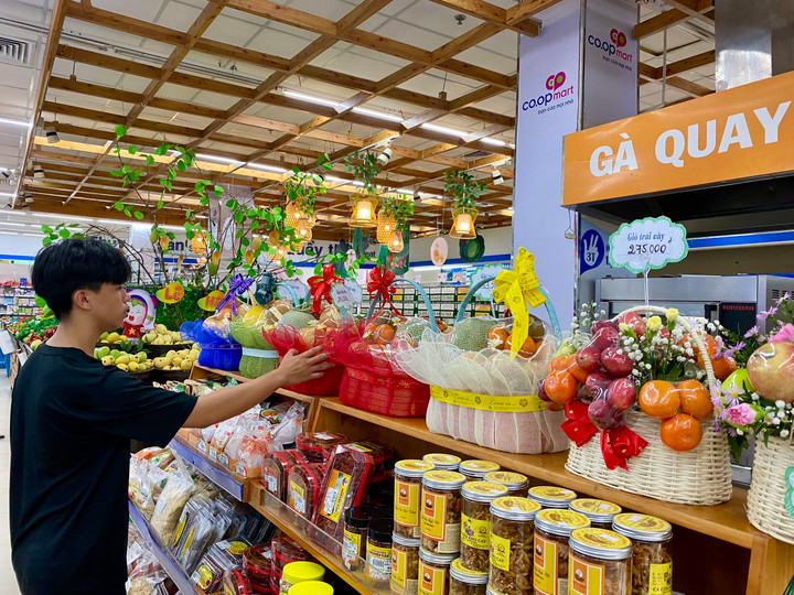 Co.opmart, Co.opXtra chuẩn bị giỏ trái cây làm quà tặng.