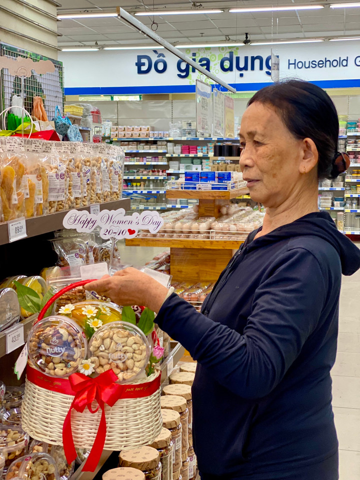 Đa dạng các giỏ quà trên thị trường ngày phụ nữ Việt Nam.