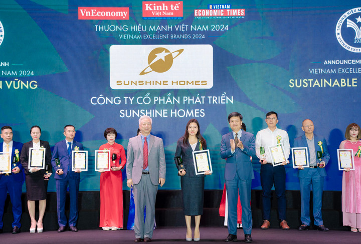 Tổng Giám đốc Sunshine Homes Đỗ Thị Định đại diện doanh nghiệp nhận vinh danh trong Top “Thương hiệu mạnh – Phát triển bền vững năm 2024” tại Chương trình Thương hiệu mạnh Việt Nam lần thứ 21.