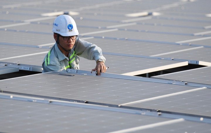 EVN sẽ là đơn vị duy nhất được mua điện mặt trời mái nhà tự sản xuất, tự tiêu thụ. (Ảnh: Nam Khánh)