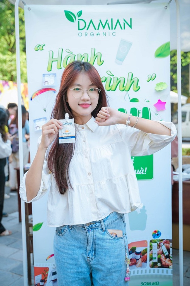 Sinh viên 'hô biến' vỏ chai mỹ phẩm thành phụ kiện tái chế bảo vệ môi trường - 3