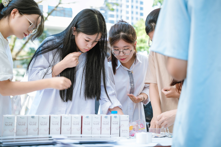 Các bạn trẻ hào hứng với việc tái chế vỏ chai nhựa mĩ phẩm.