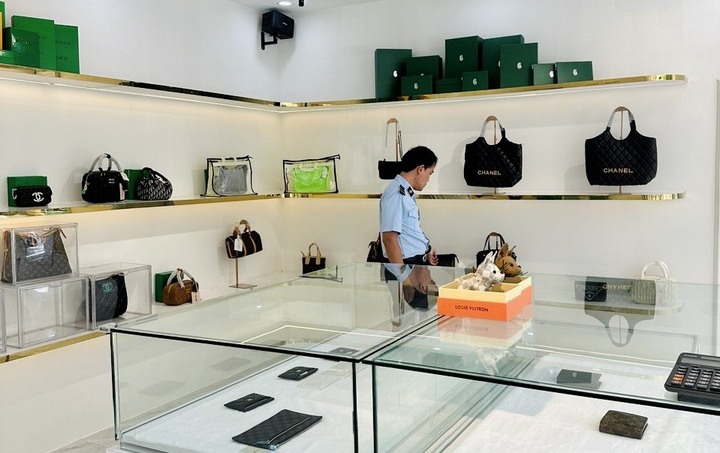 Cửa hàng bày bán túi xách nhái các nhãn hiệu thời trang nổi tiếng