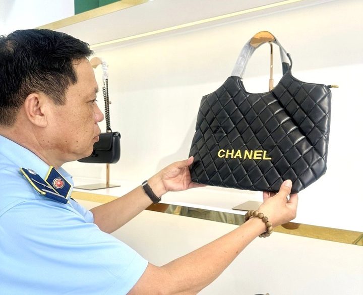 Một túi xách giả nhãn hiệu Chanel