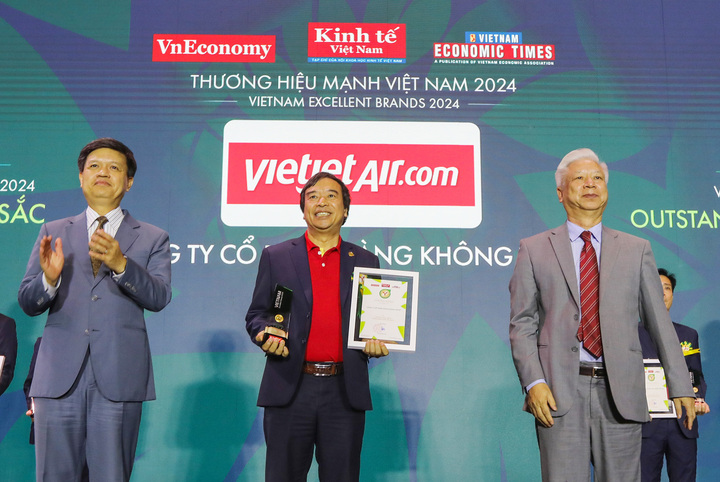 Vietjet được vinh danh trong top 50 thương hiệu mạnh Việt Nam 2024.