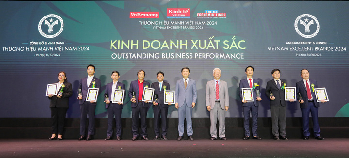 Vietjet cùng các doanh nghiệp được vinh danh ở hạng mục Thương hiệu mạnh - Kinh doanh xuất sắc 2024.