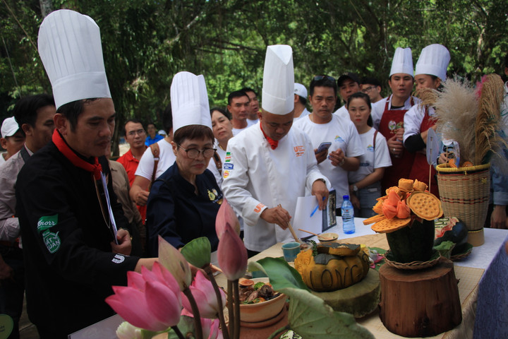 Giám kháo cuộc thi chấm điểm các món ăn.