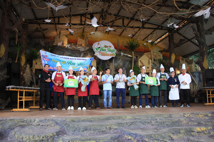 BTC trao Hạng nhất cho đội thi đến từ Công ty CP Bao bì Khatoco.