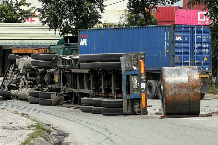 Xe đầu kéo bị lật sau khi ôm cua dưới gầm cầu Đồng Nai.