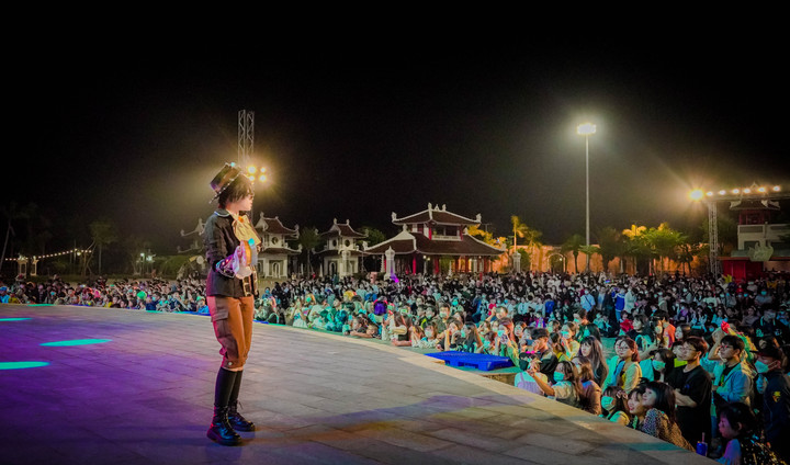 Du khách hào hứng với các tiết mục trình diễn thời trang ấn tượng của các nhóm Cosplay.