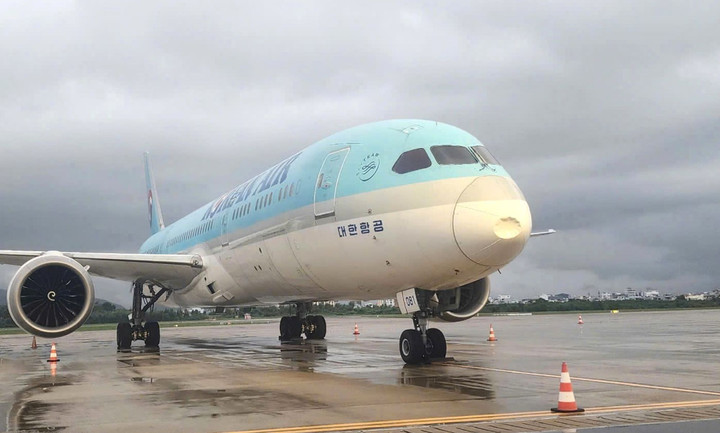 Máy bay bị móp phần đầu nghi va chạm với chim.