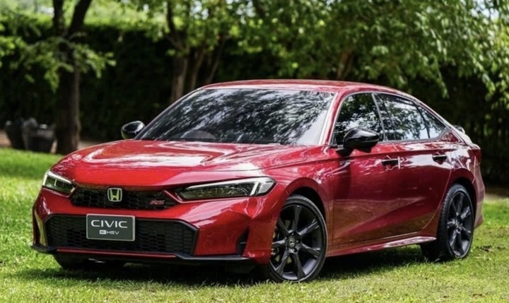 Theo một số nguồn tin khác nhau, Honda cũng cho ra mắt mẫu Civic 2024, đặc biệt điểm nhấn mới mang tên e:HEV RS. Phiên bản e:HEV RS sẽ có giá bán cao nhất, sử dụng hệ truyền động hybrid tương tự phiên bản tại Thái Lan, bao gồm động cơ xăng 2.0L (141 mã lực, 182 Nm) kết hợp với 2 mô-tơ điện, trong đó một mô-tơ phát điện và mô-tơ còn lại dẫn động, cung cấp tổng công suất 200 mã lực và mô-men xoắn 315 Nm. Điểm nhấn đáng chú ý là phiên bản e:HEV RS, xe sẽ được trang bị đầy đủ các tính năng nằm trong gói công nghệ an toàn tiên tiến Honda Sensing.