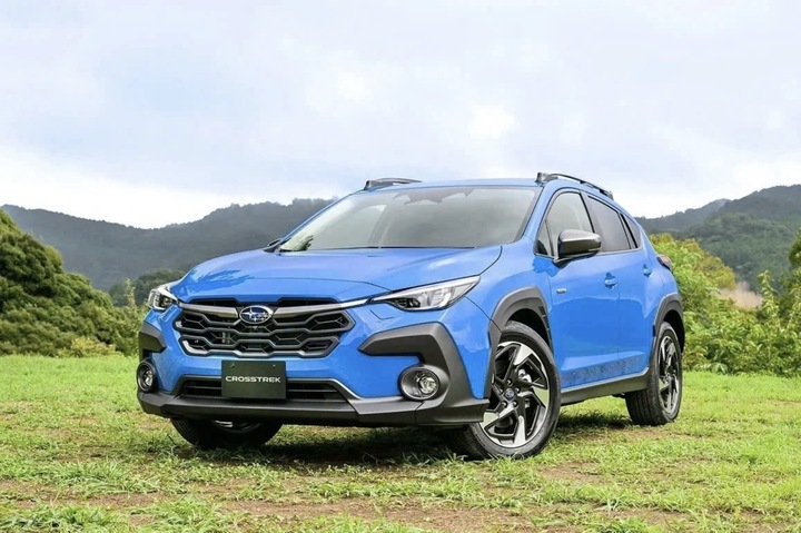 Subaru Crosstrek dự kiến sẽ xuất hiện tại Triển lãm Ô tô Việt Nam (VMS) lần này, với thông tin cho biết mẫu xe sẽ được nhập khẩu nguyên chiếc từ Nhật Bản, do đó giá bán có khả năng vượt mức 1 tỷ đồng. Thiết kế của Crosstrek nổi bật với vẻ mạnh mẽ và thể thao, mang phong cách SUV hiện đại. Ở phần đuôi, đèn hậu LED mang hình chữ C đặc trưng của Subaru.